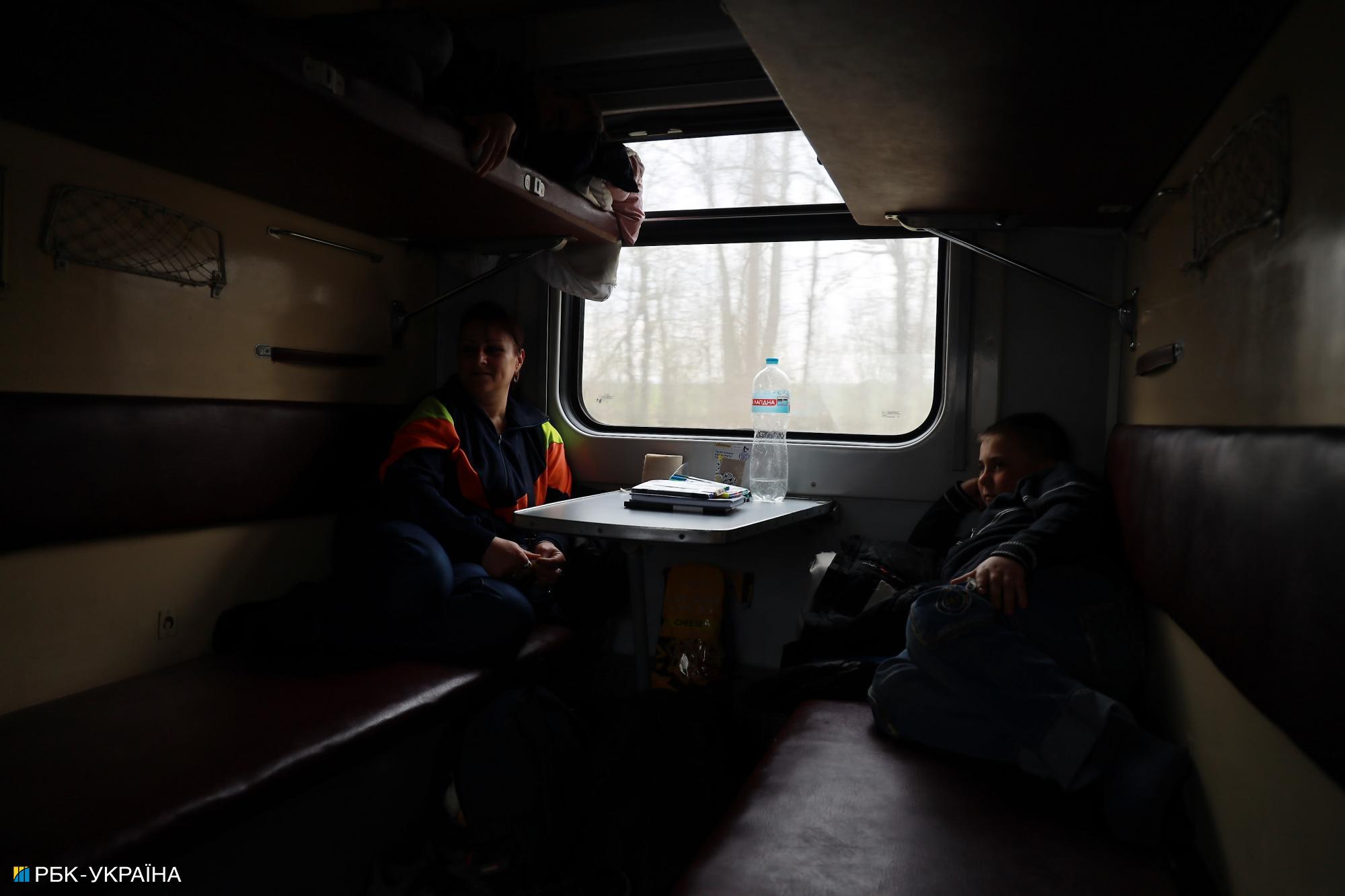 &quot;Будемо їхати, скільки зможе поїзд&quot;. Репортаж з евакуаційного рейсу на Донбас